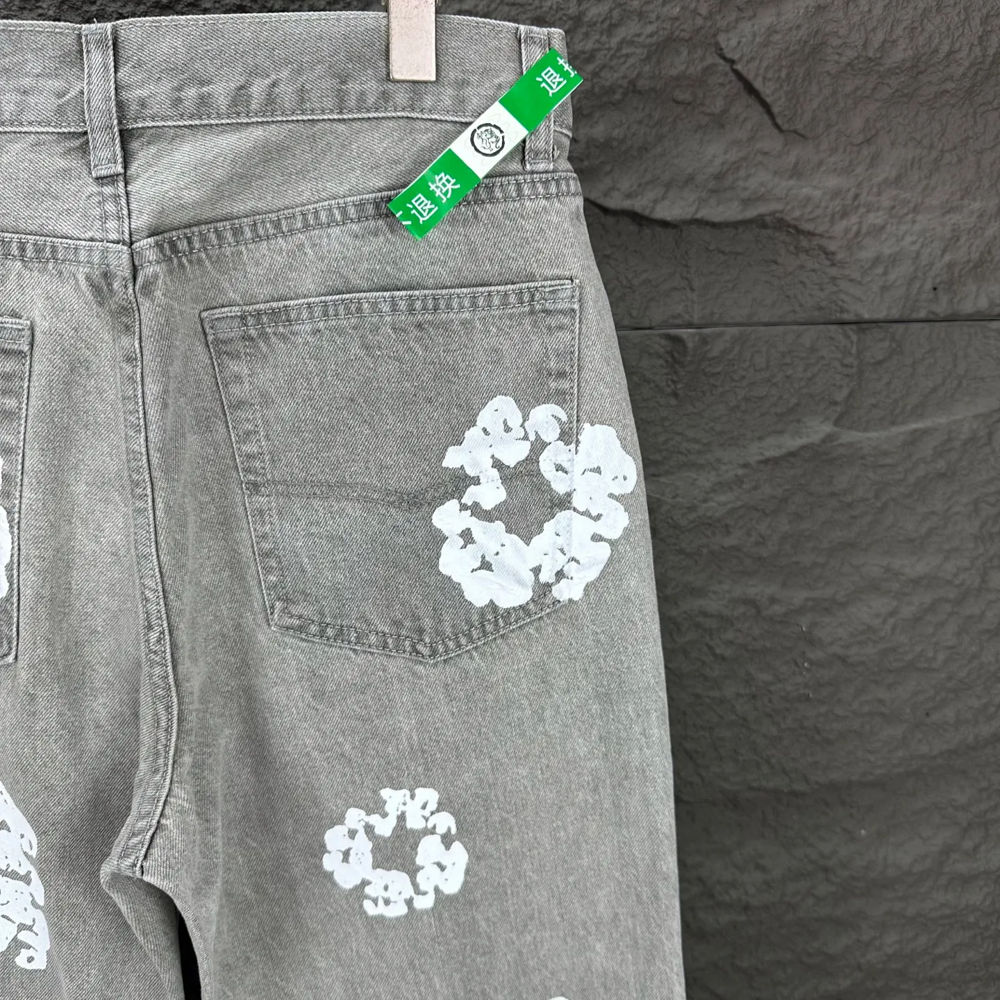 P230 Denim Tears 2025 new limited edition gem-inlaid kapok couples' washed jeans 🔥High version🔥High version🔥Top ceiling quality Styles with different washed textures are very friendly to people with thin legs and thick legs. The straight version is very flattering to the leg shape. Moderate length that never goes out of style, easy to match with casually, basic styling for various styles, a must-have in the wardrobe! The fabric is stiff but also makes the upper body soft without losing texture. The washing process is even more perfect. It is a must-have item for everyone! ! ! Washed wheat, hang tag, pants label, complete with three labels Color: black, blue, gray Size: 28, 30, 32, 34, 36 (five sizes)